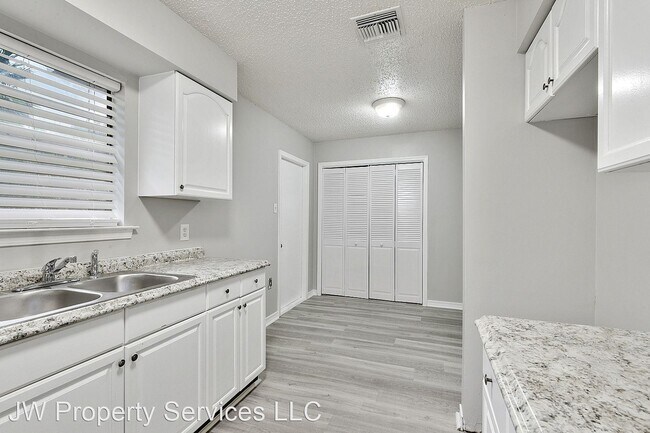 Building Photo - 3 br, 1 bath House - 845 Pine Street