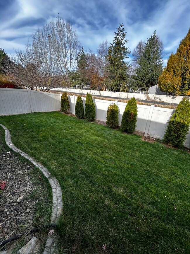 Building Photo - 3 Bedroom 2.5 Half Bath Home in Tuscany Vi...