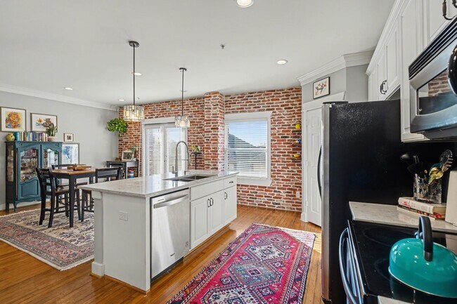 Building Photo - 215 W Norma St