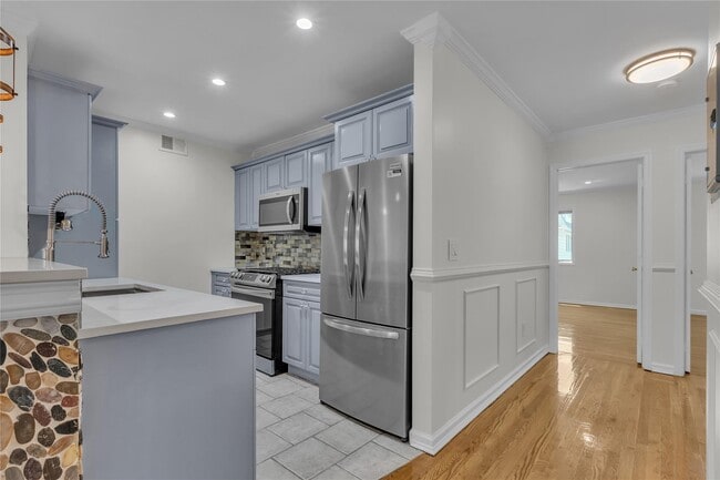 Building Photo - 116 Pelhamdale Ave