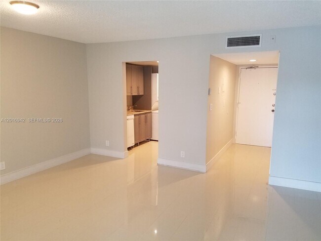 Building Photo - 220 Lakeview Dr