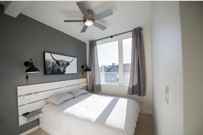 Building Photo - 1BR/1BA Furnished Condo Available Now!!! Great Portland Location!!!