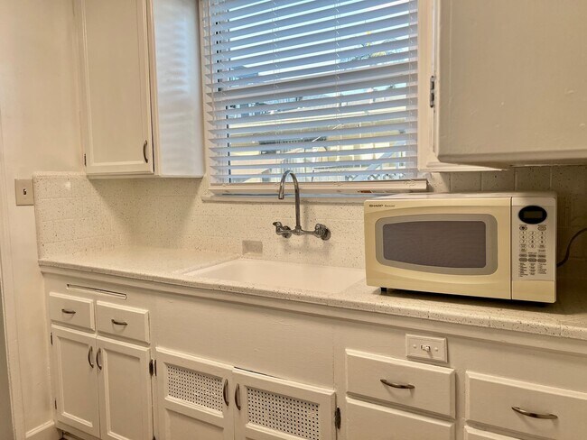 Building Photo - North Park Downstairs One Bedroom Apartmen...