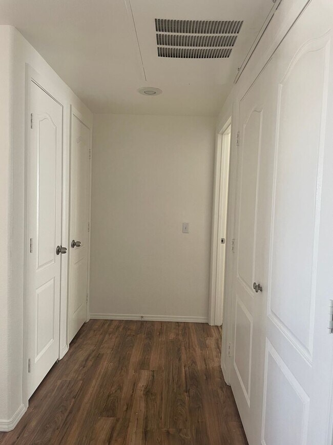 Building Photo - Beautiful open floor plan located in a gat...