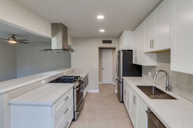 Building Photo - 4 Bedroom, 3 Baths, includes 2 Master Suites Just 1-Mile from ASU