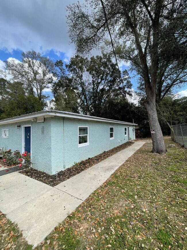 Building Photo - Open floor plan, four-bedroom two-bathroom with washer and dryer