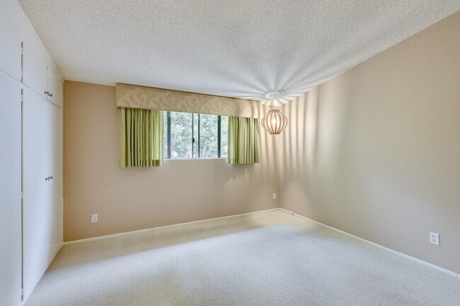 Building Photo - 17249 Flanders St