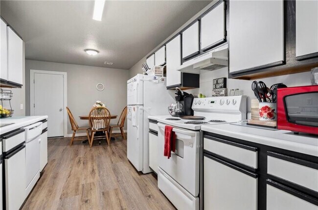 Kitchen - 707 E Eastview Dr