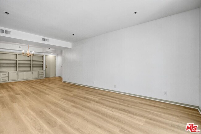 Building Photo - 2222 Beachwood Dr