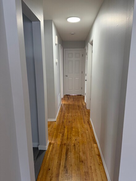 Hallway - 916 Walnut St
