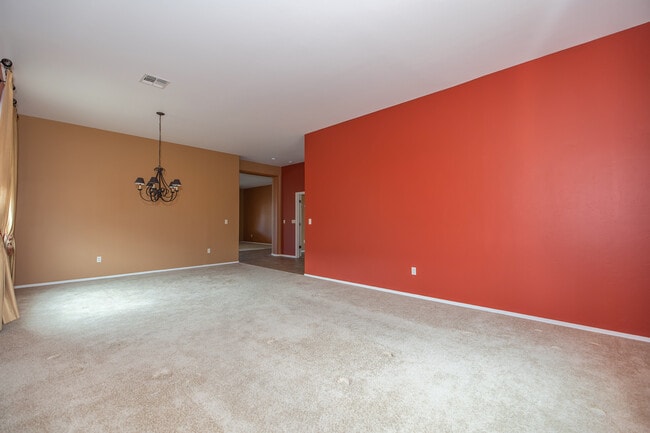 Building Photo - 1141 W Tenniel Dr