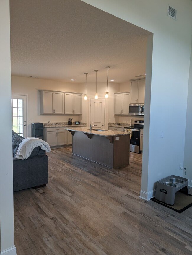 Building Photo - ? CATCH OUR FALL MOVE IN SPECIAL BEFORE IT...