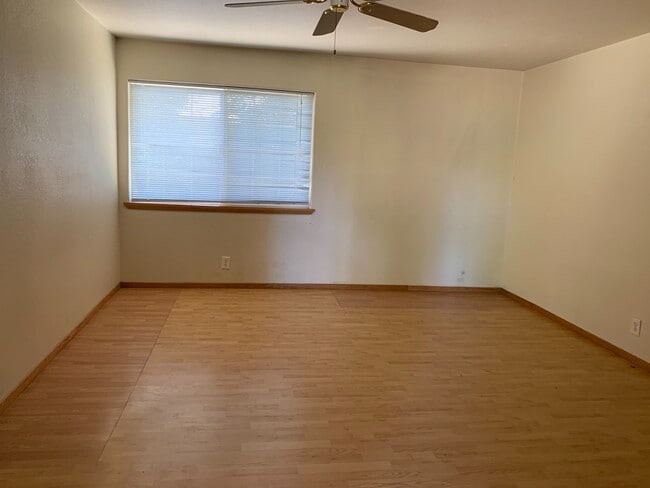 Building Photo - Cosigners okay =)  4 Large Bedrooms and 2 Full Baths ~ Small Pet Negotiable