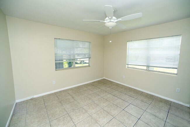 Building Photo - 137 Hawthorne Dr