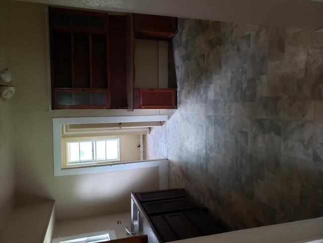 Building Photo - 319 E Nelson St