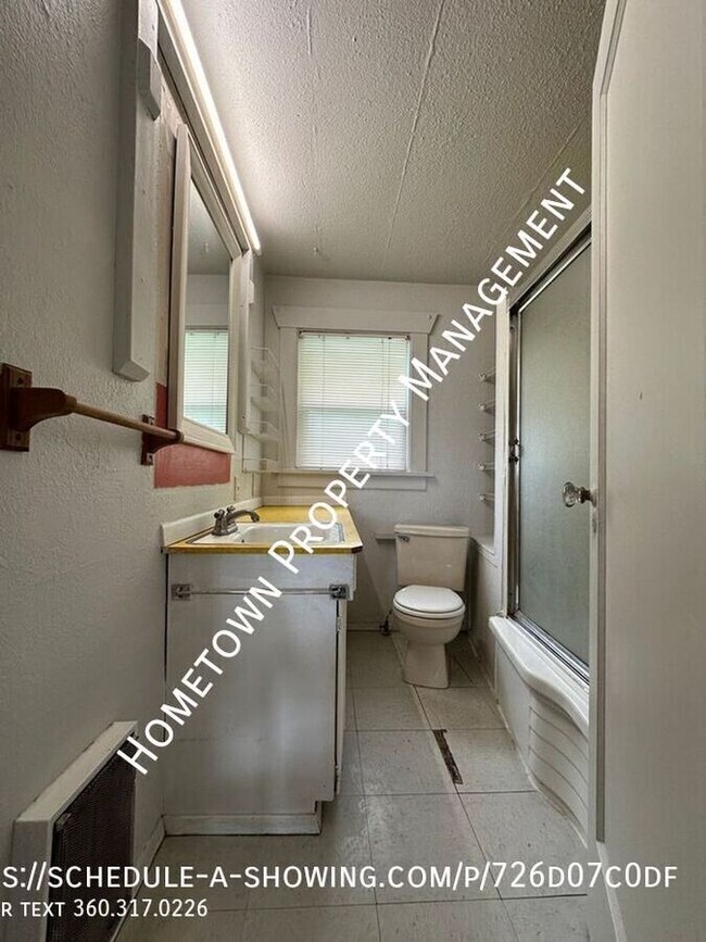 Building Photo - Updated 2 Bdr 1 bath Apt. Tacoma! Availabl...