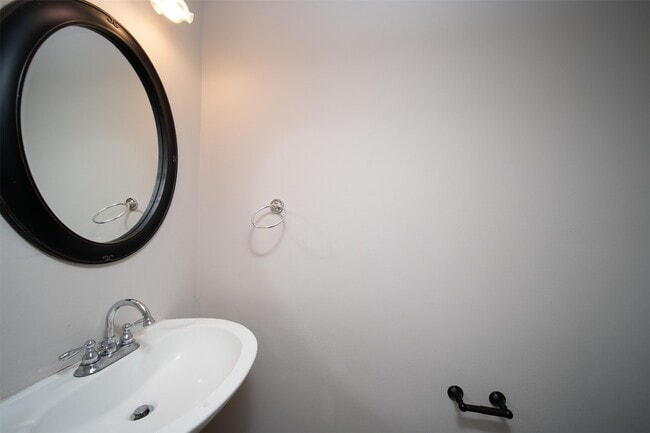 Building Photo - 3627 Midland Dr