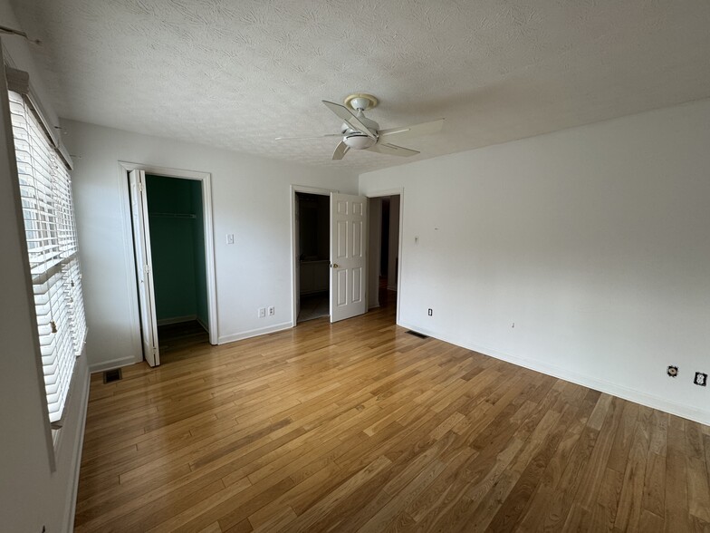 Building Photo - 1112 Greywood Dr