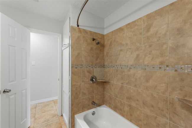 Building Photo - 519 Guyer St