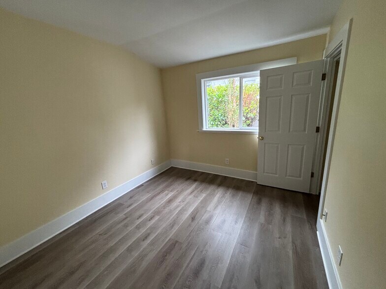 Building Photo - 651 W 12th Ave