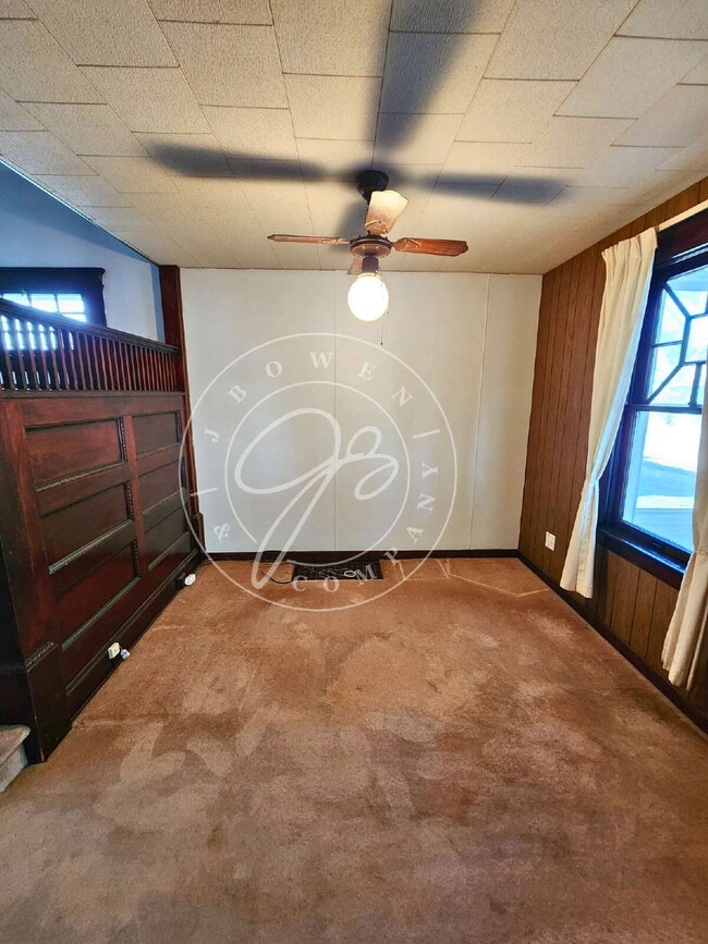 Building Photo - 4 bed 2 bath with 1st floor bedroom and ba...