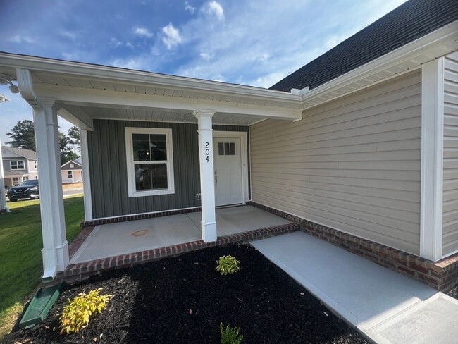 Building Photo - 204 Samson Trl