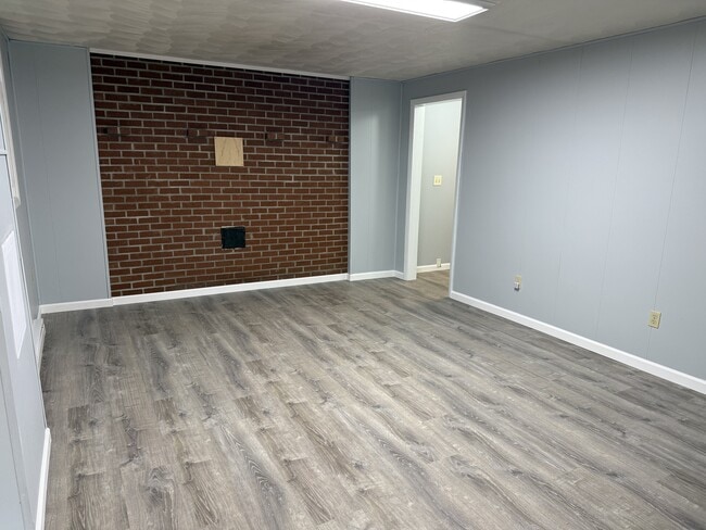 Building Photo - 104 Creekside Dr
