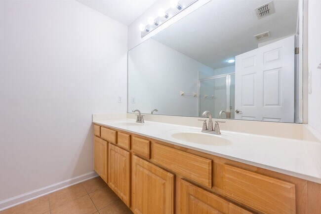 Building Photo - Jax Beach Condo Close to Everything