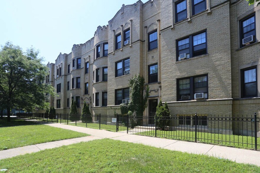 Building Photo - 1944 W Wilson Ave