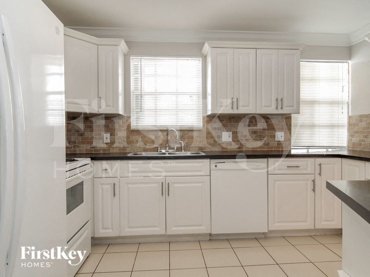 Building Photo - 809 SW 8th Ave