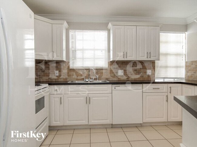 Building Photo - 809 SW 8th Ave