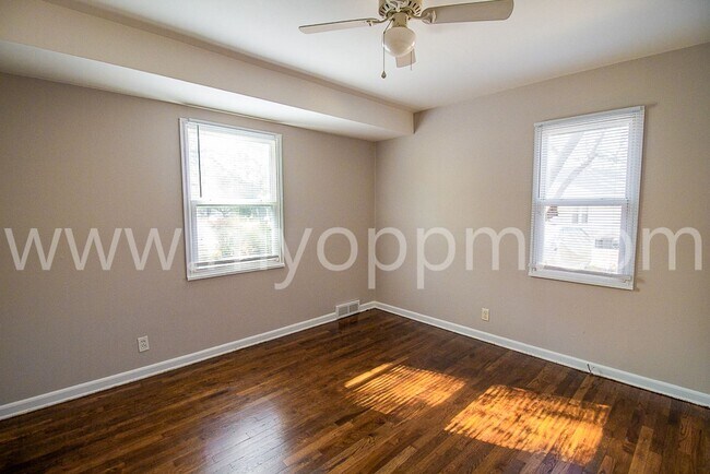 Building Photo - Recently Updated House | Old Towne Bellevue