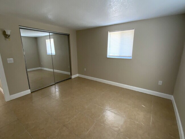Building Photo - Beautiful 2 bed, 2 updated baths home in the sought-after boating community of Gulf Harbors.