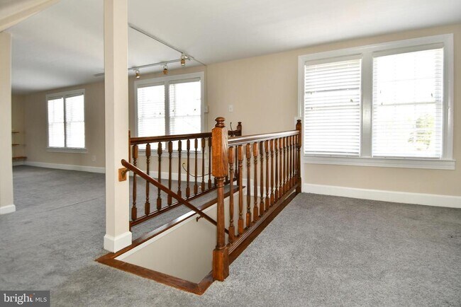 Building Photo - 17 S Madison St