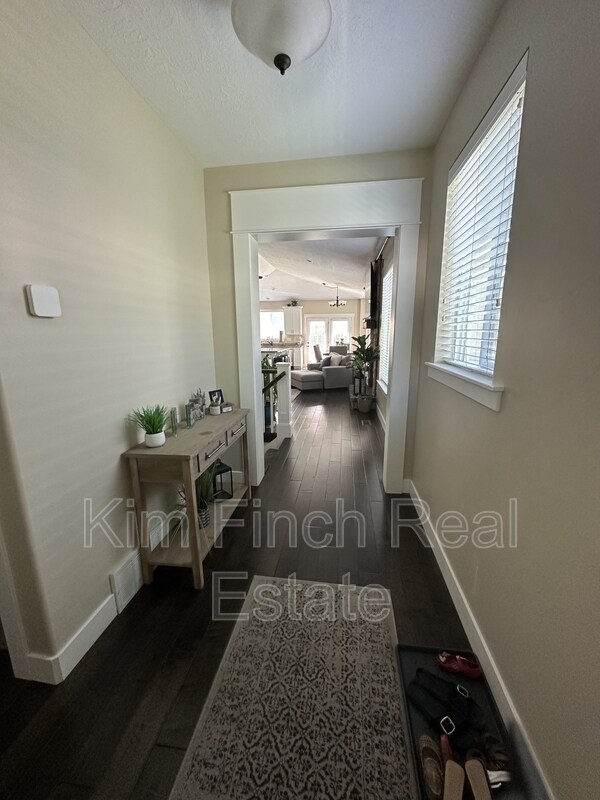 Building Photo - 201 Red Pine Dr