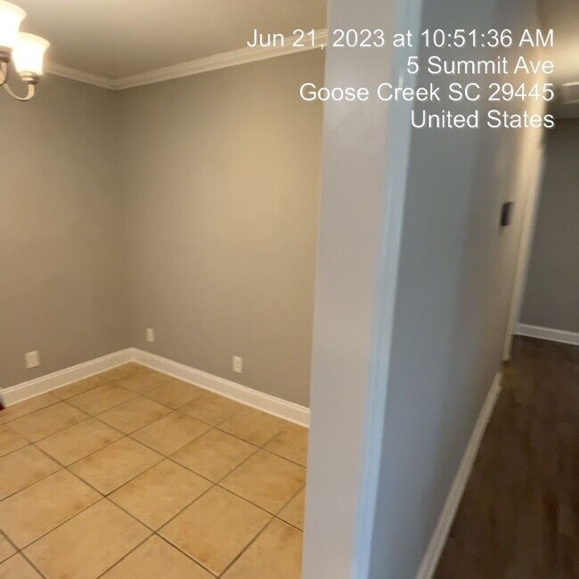 Building Photo - Relaxed Living with Spacious Yard in Goose...