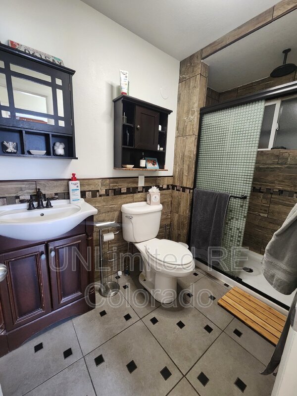 Building Photo - 945 N Paris St