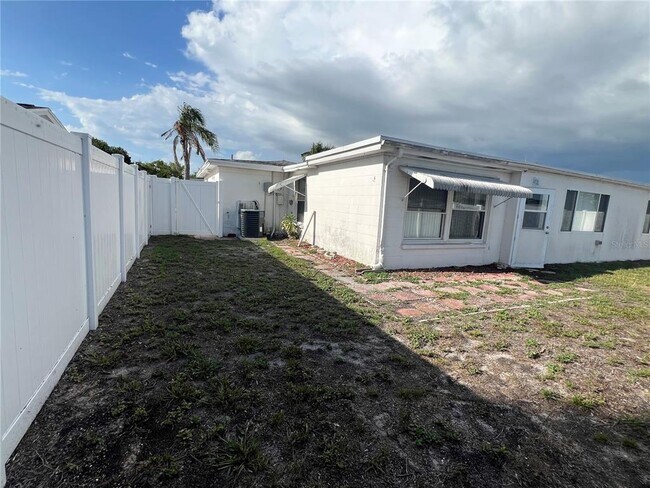 Building Photo - 4216 Hillsdale Dr