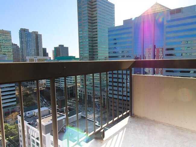 Building Photo - 45 River Dr S