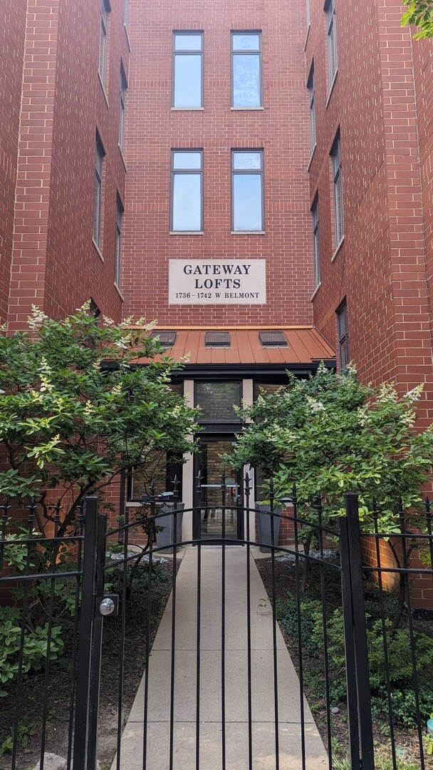 Building Photo - 1738 W Belmont Ave