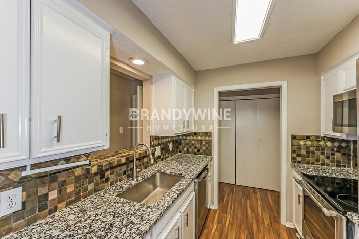 Building Photo - 2310 Stockbridge Ct