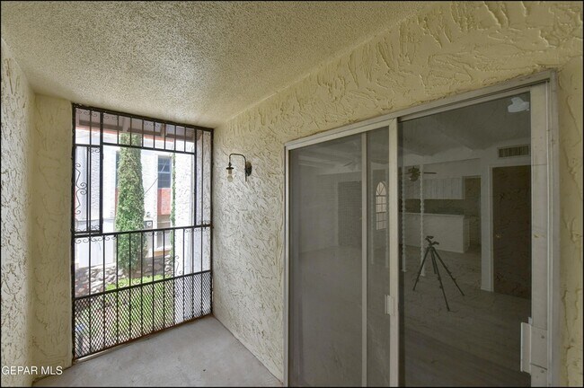 Building Photo - 6201 ESCONDIDO Dr