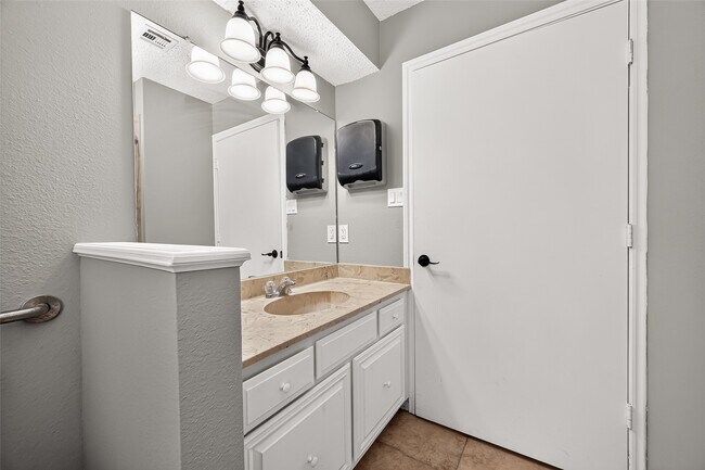 Building Photo - 19002 Mirror Lake Dr