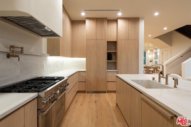 Building Photo - 11748 La Maida St