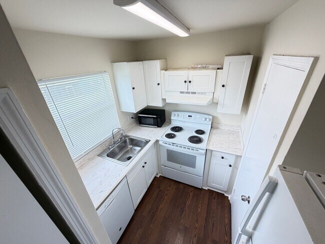 Building Photo - PRICE DROP! Orlando: 2BD/ 2BA - A Bright, Comfortable Home Designed for Everyday Living! WASHER &...