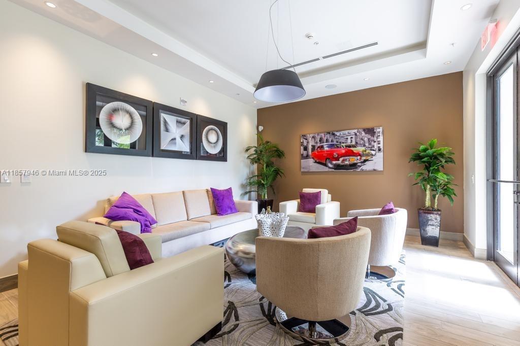 Building Photo - 999 SW 1st Ave