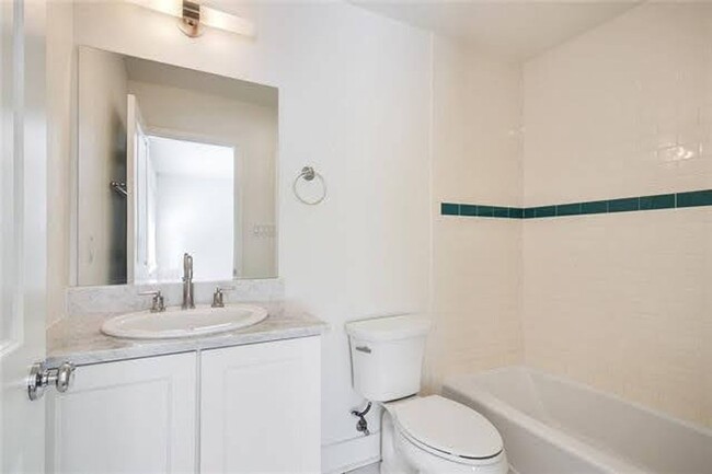 Building Photo - 1BD/1BA Condo on St Charles Ave with Gated...