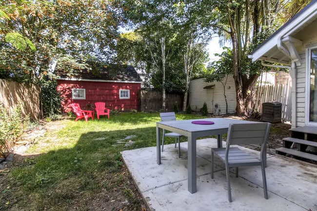 Building Photo - 3115 NE Schuyler St