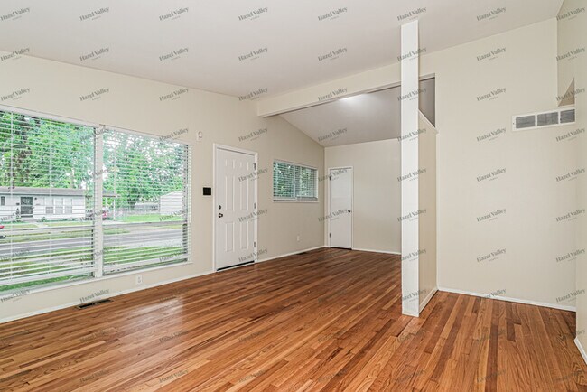 Building Photo - 585 Versailles Dr