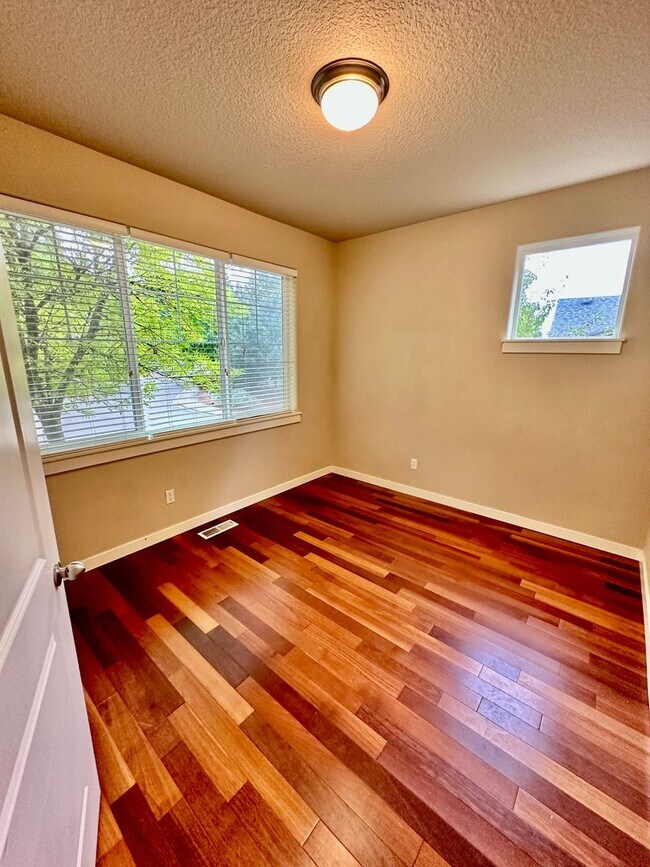 Building Photo - Beautiful 6-bedroom 4-bathroom home in an upscale neighborhood in the Sexton Mountain section of ...